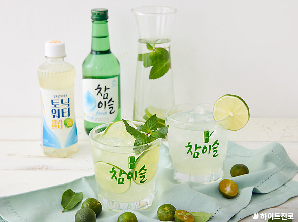 ลองเพิ่มทริคนิด ๆ ตามเราดู รับรองว่าจะดื่มโซจูกับเพื่อน ๆ สนุกขึ้นอีกเป็นกองเลยค่ะ!