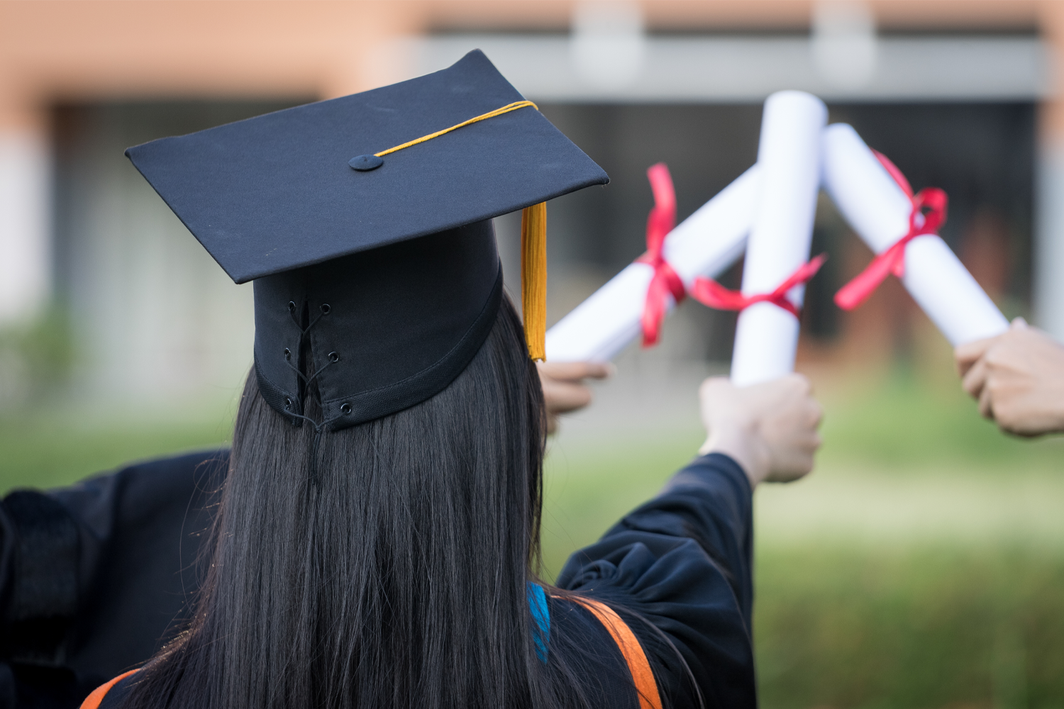 畢業生炫耀學位證書的時刻，象徵著學術成功與成果的展現。