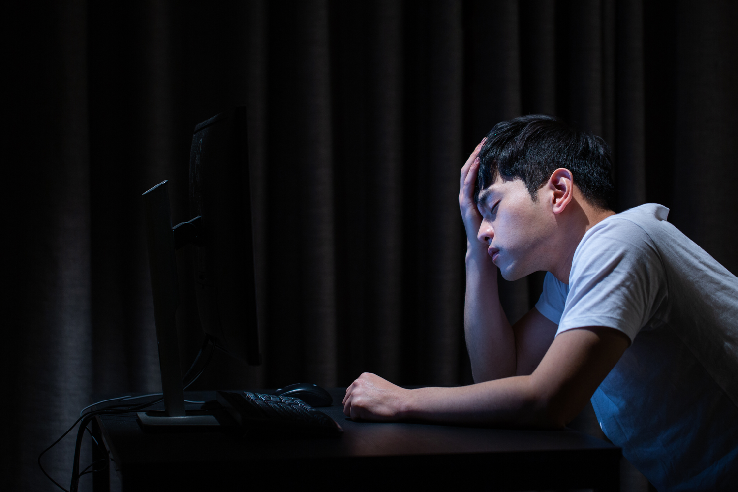 人在深夜思考，可能反映職業壓力或個人困境的情緒。