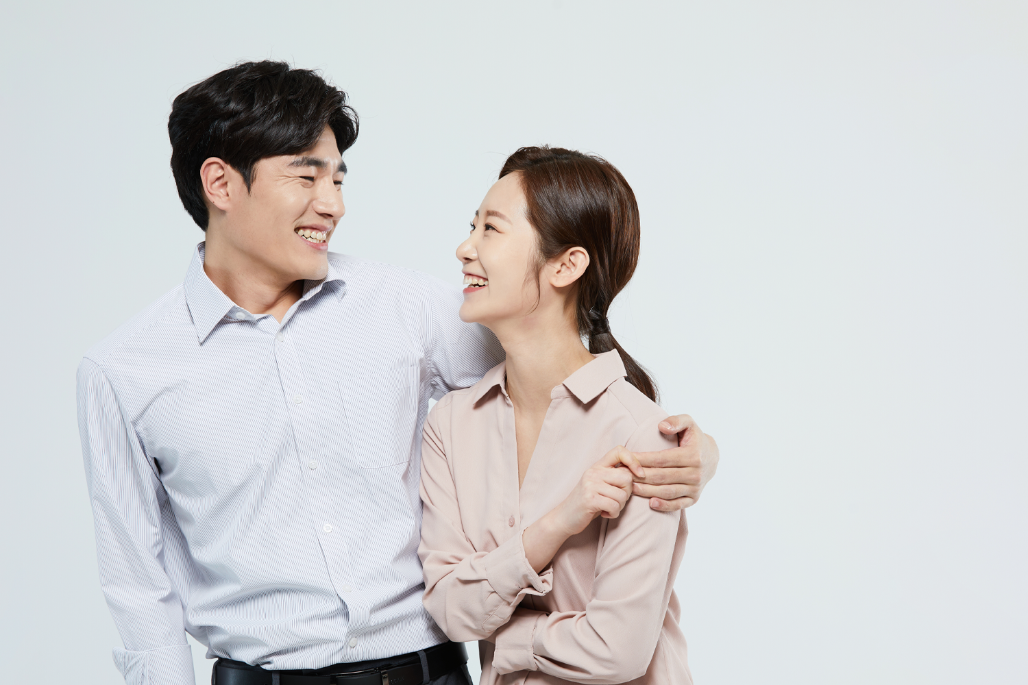 一對男女互相依偎，展現著親密和浪漫的關係。