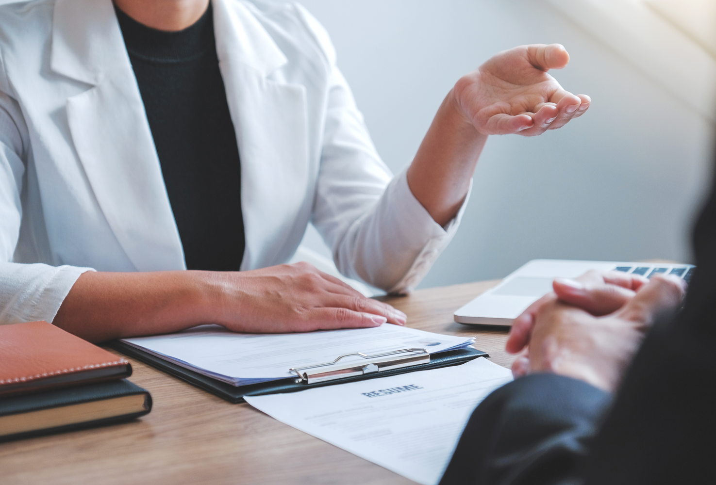 面對面的溝通，表現出面試或諮詢的情景。