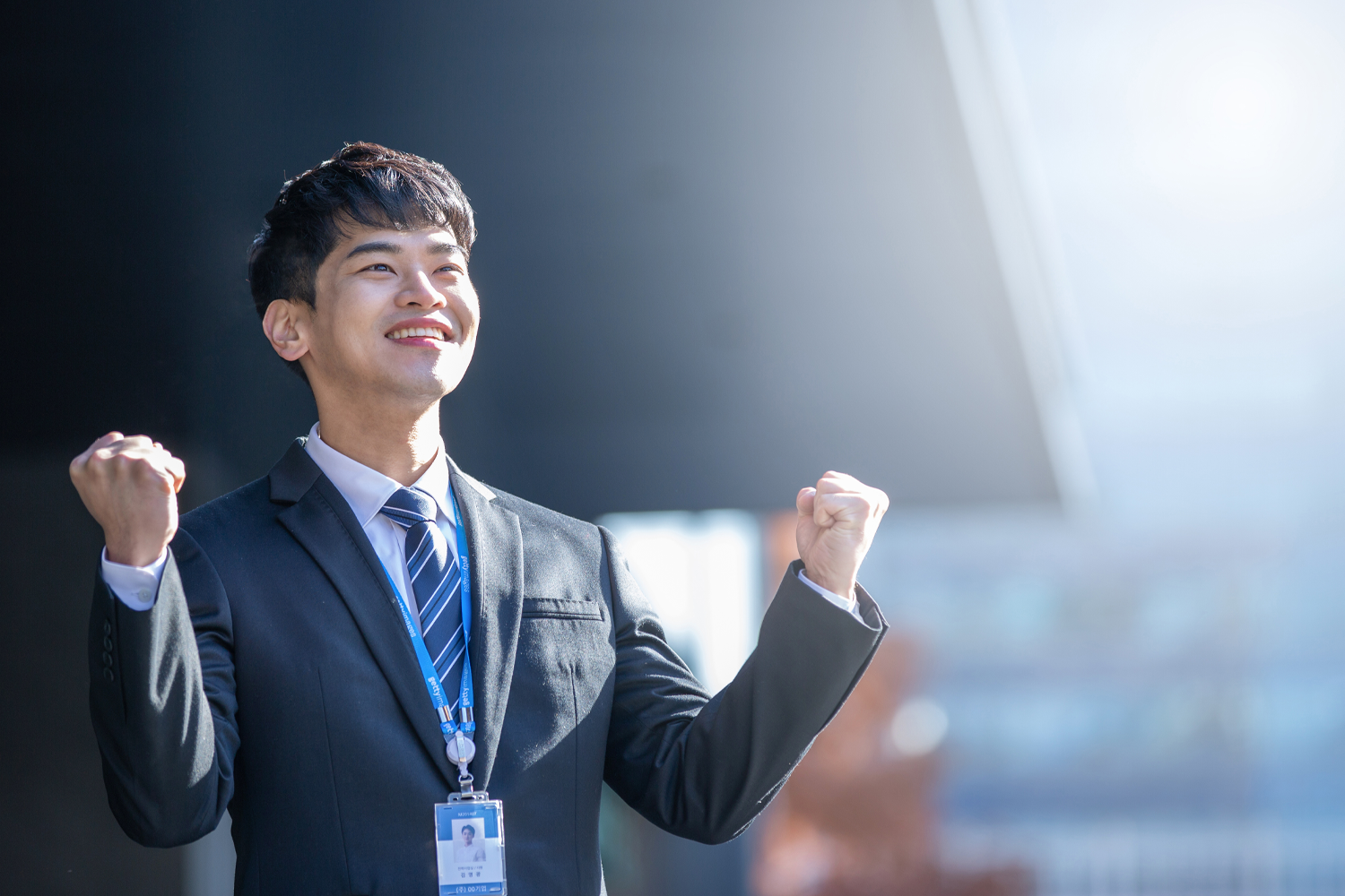 一位成功的職業人士表現出自信和成就感。