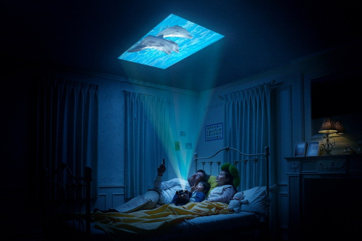 利用天花板作為投影屏幕的居家娛樂設計，增添家庭影院的趣味性。