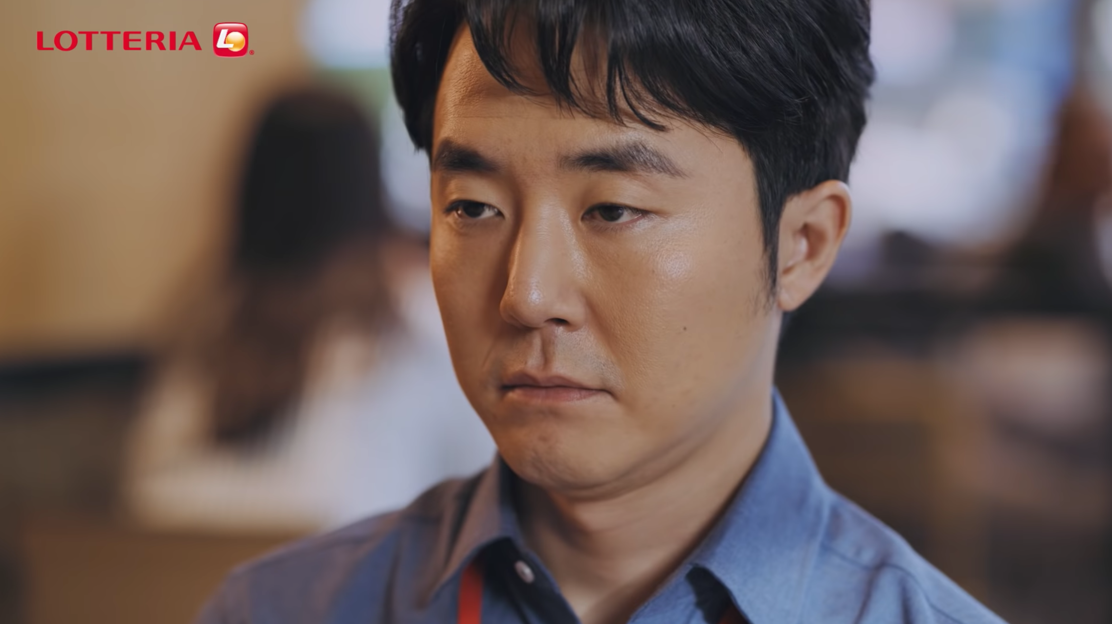 Lotteria餐廳場景中人物站立，背景展示其他顧客互動。