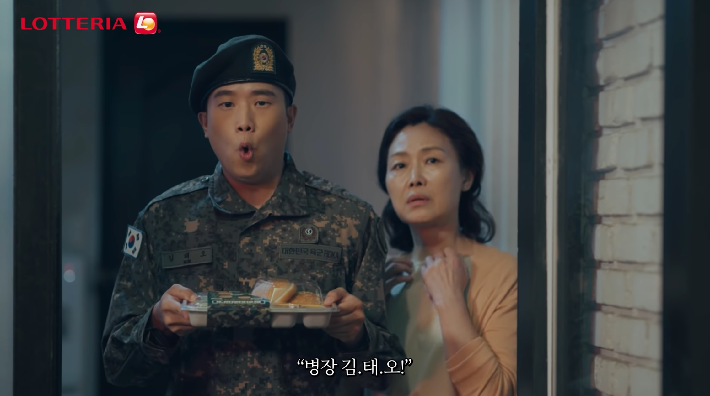 夜間場景中穿著軍服的人物，手持頭盔背景，軍隊漢堡廣告背景。