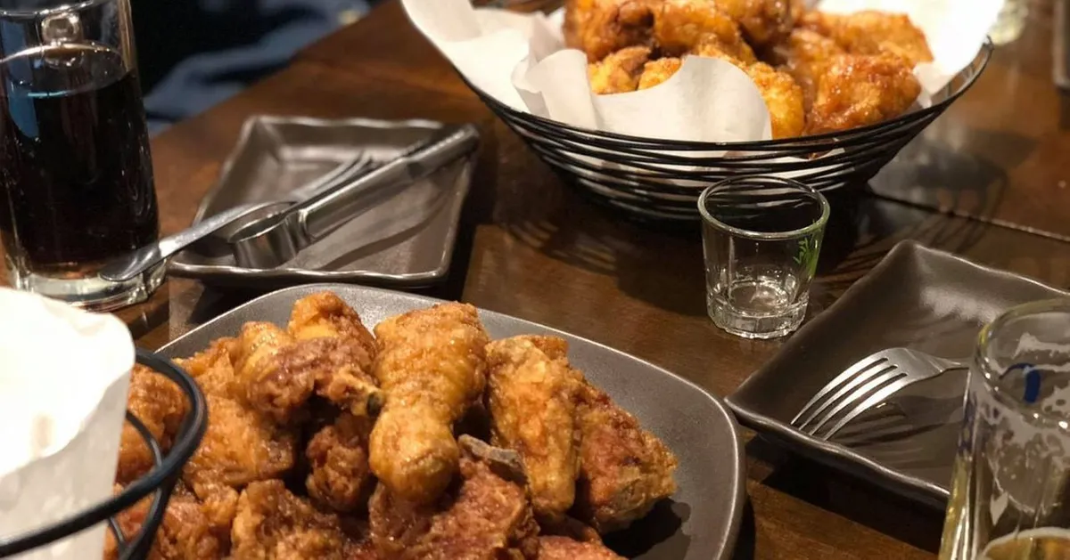 桌上摆放着各式韩式炸鸡，展现韩国外卖食品文化的一部分。