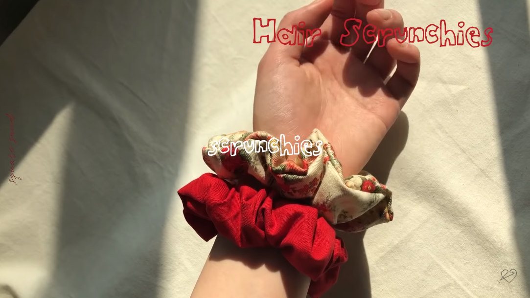 手腕上佩戴着多色复古发圈，细腻的织物设计展现怀旧与时尚结合。