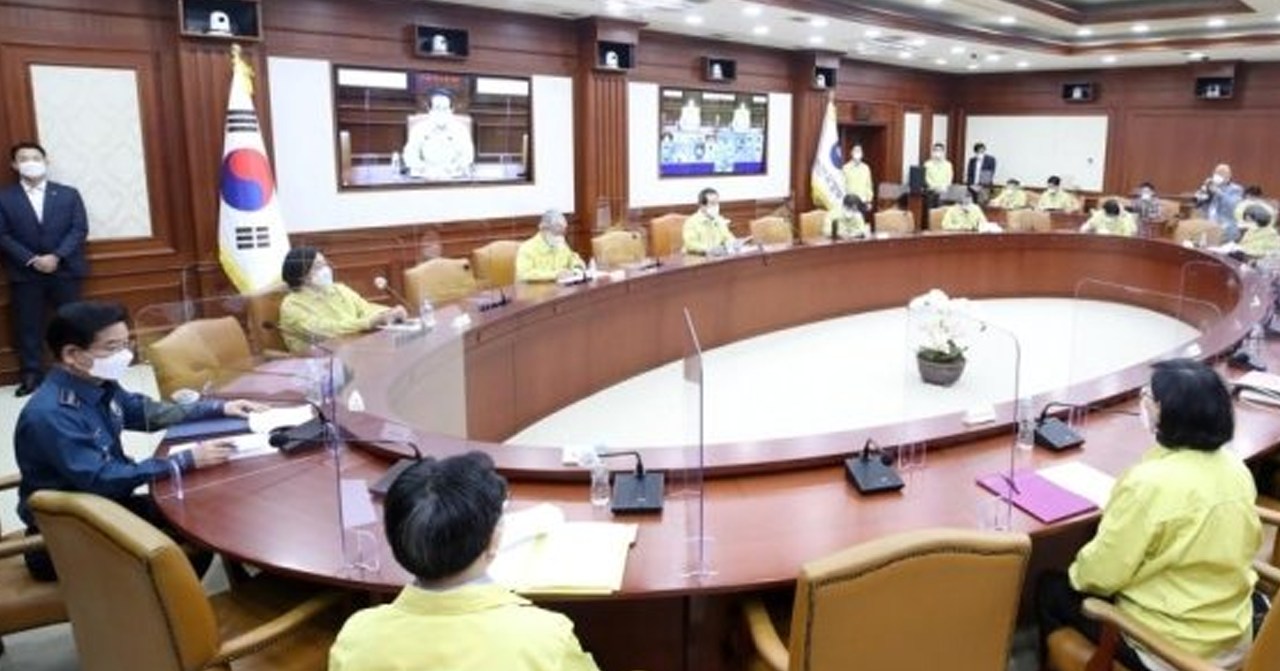 韓國防疫政策會議中的人員，顯示因應疫情變化的政府應對措施。