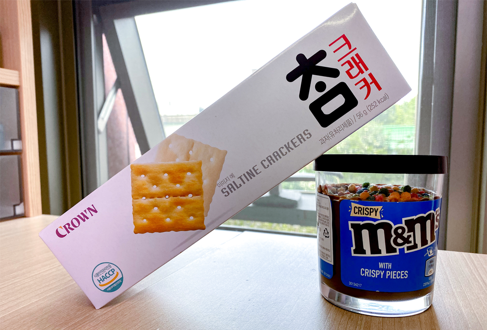 크라운 소금 크래커와 M&M Crispy 초콜릿 스프레드가 함께 있는 홍콩 인테리어 테이블