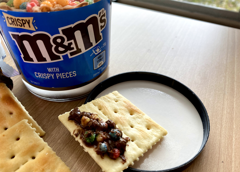크래커 위에 M&M 초콜릿 스프레드를 얹은 아펀 홍콩 스타일 간식