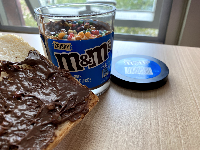 M&M 초콜릿 스프레드로 풍성하게 발라놓은 치아바타 롤 홍콩식 디저트