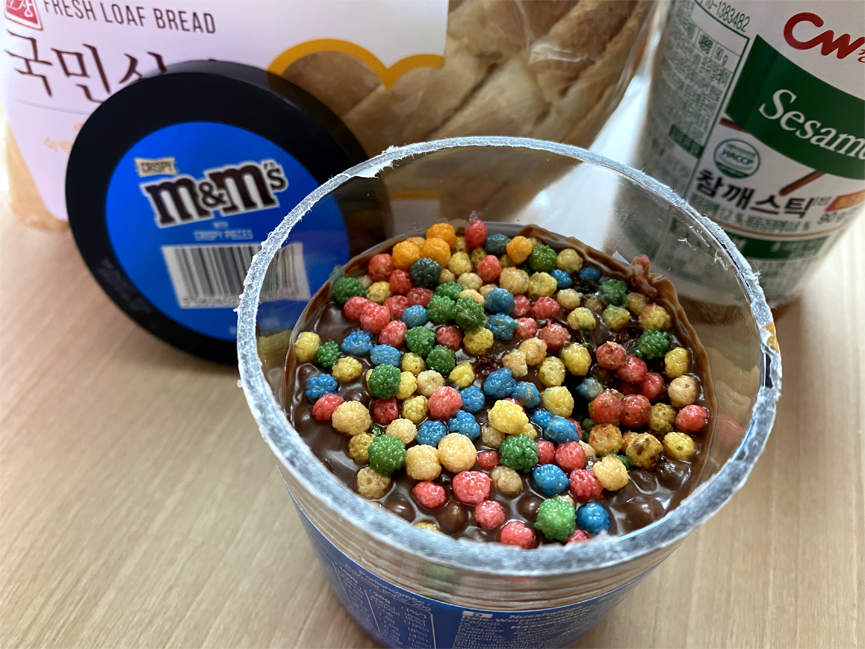 M&M Crispy 초콜릿 스프레드 뚜껑이 열려 있고 비주얼이 드러남