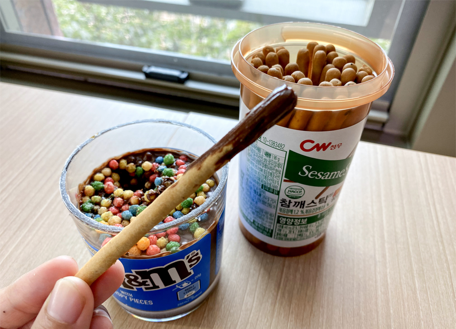 M&M 초콜릿 스프레드를 듬뿍 바른 토스트와 함께하는 간편한 아침식사