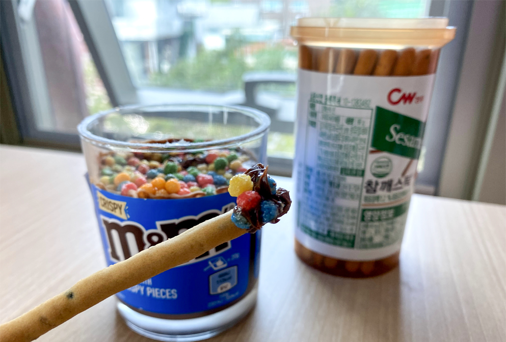참깨 스틱에 M&M 초콜릿 스프레드를 입힌 모습의 홍콩 스타일 이미지