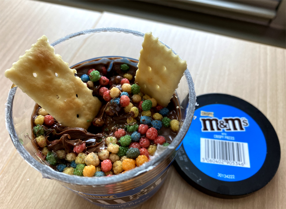 M&M 촉촉한 초콜릿 크림과 크래커를 배합한 불량식품 이미지