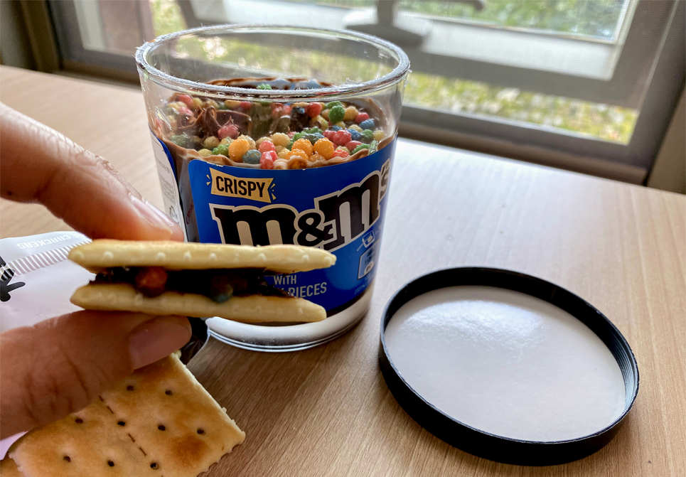 M&M 초콜릿 스프레드와 크래커를 활용한 홍콩 아펀식 크래커 샌드위치