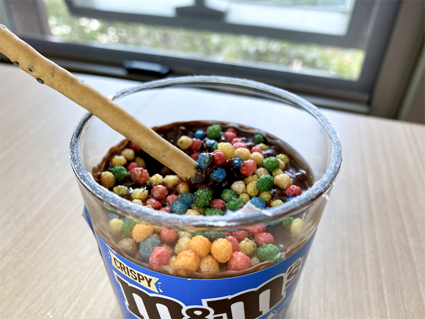 참깨 스틱을 M&M 초콜릿 스프레드에 찍어먹는 삼각형 테이블 레이아웃 홍콩 이미지