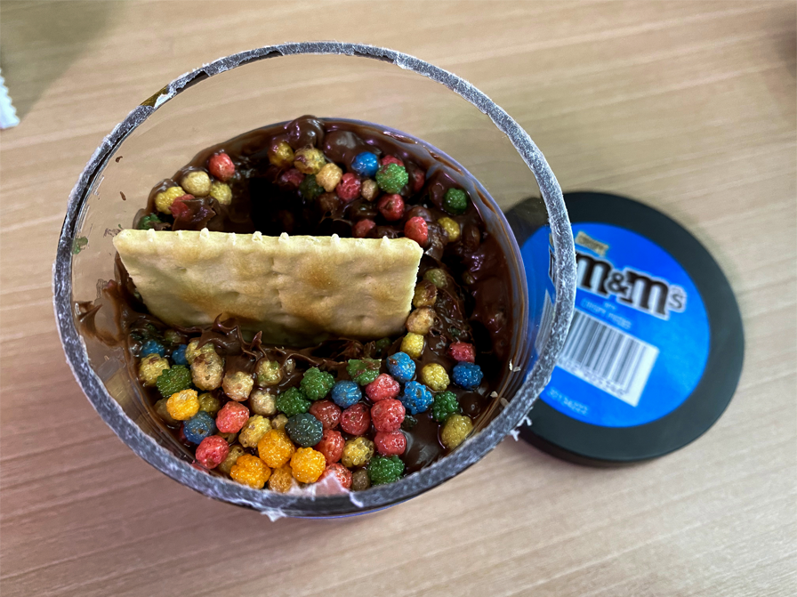 소금 크래커를 M&M 초콜릿 스프레드에 찍은 비주얼 홍콩 테이블 이미지