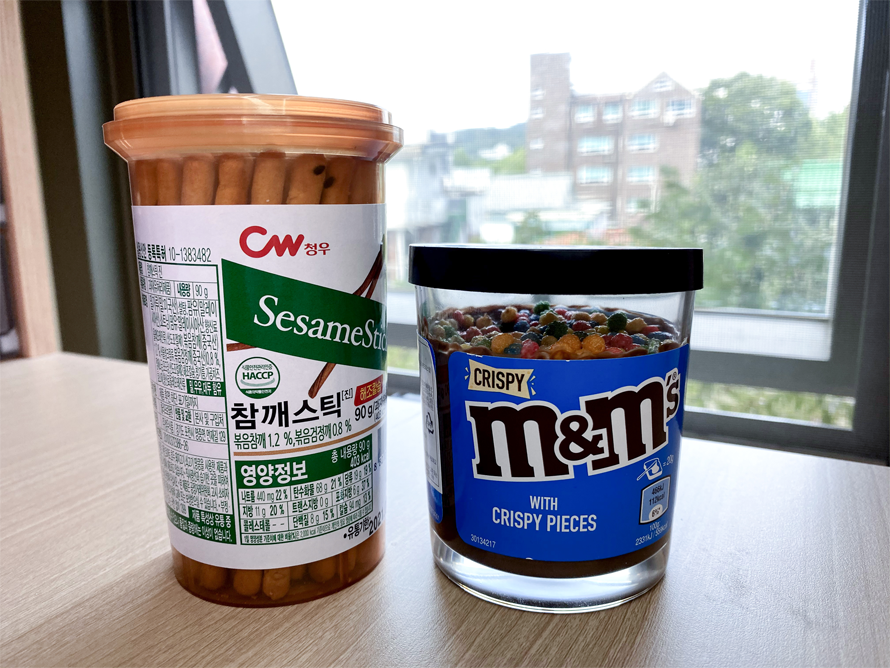 참깨 스틱과 M&M Crispy 초콜릿 스프레드의 홍콩 창문 배경 이미지