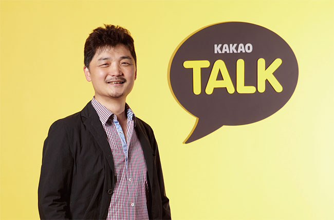 Kakao社長站在公司標誌前，背景為黃色。