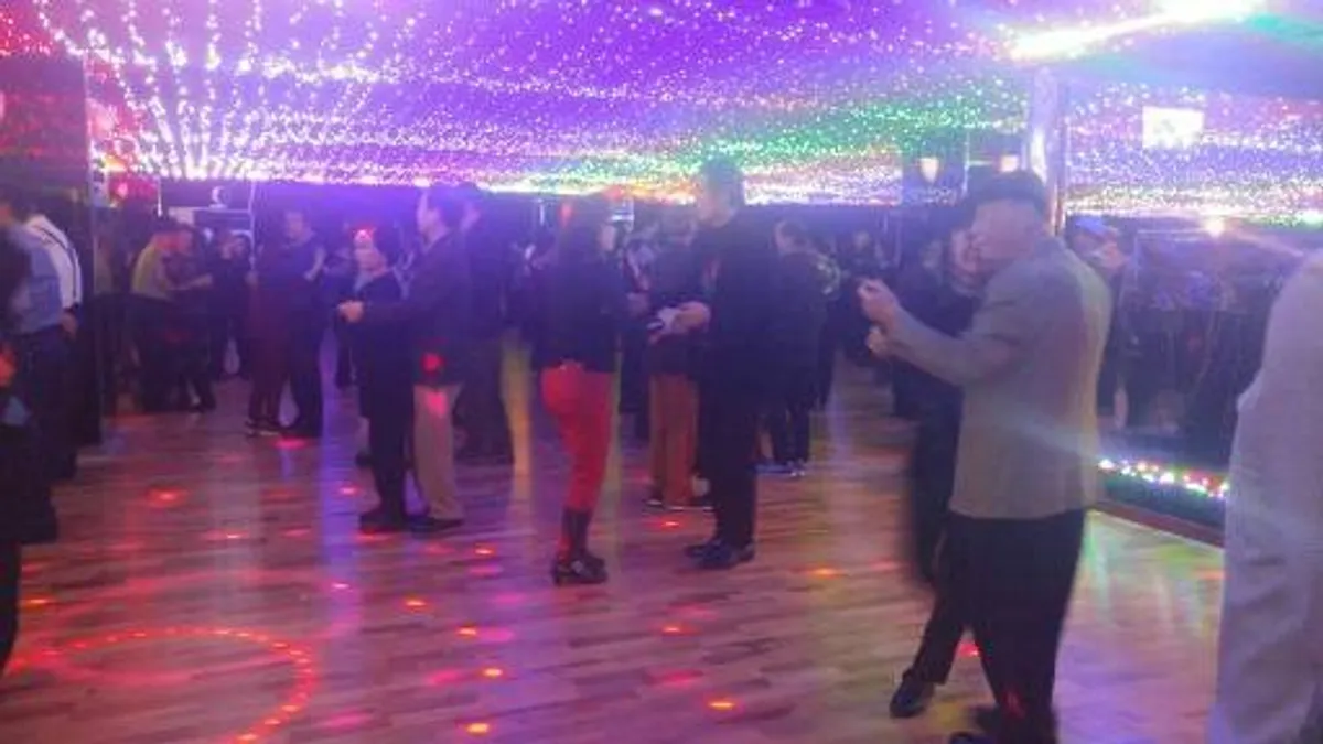 銀髮族夜店內部舞池，許多老人正在燈光下跳舞。