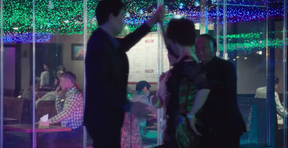 韓國的銀髮族夜店Colatek，一男一女在舞池中起舞。