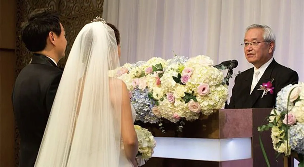 韓國婚禮，有新郎新娘站在祭壇前準備婚禮儀式。