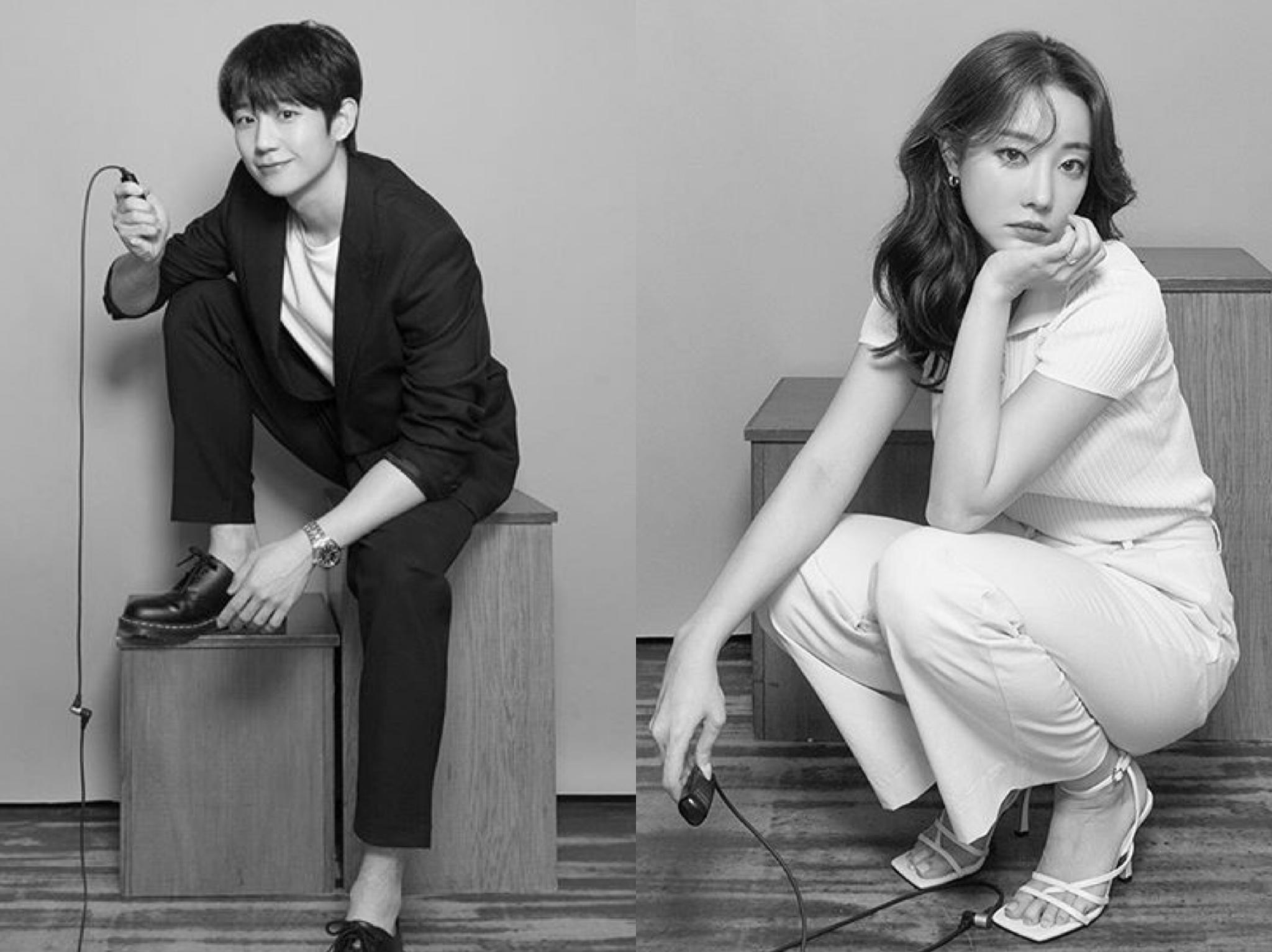 两位男子在韩国自助黑白照相馆拍照，姿势幽默，还有一瓶韩式酒作为道具。