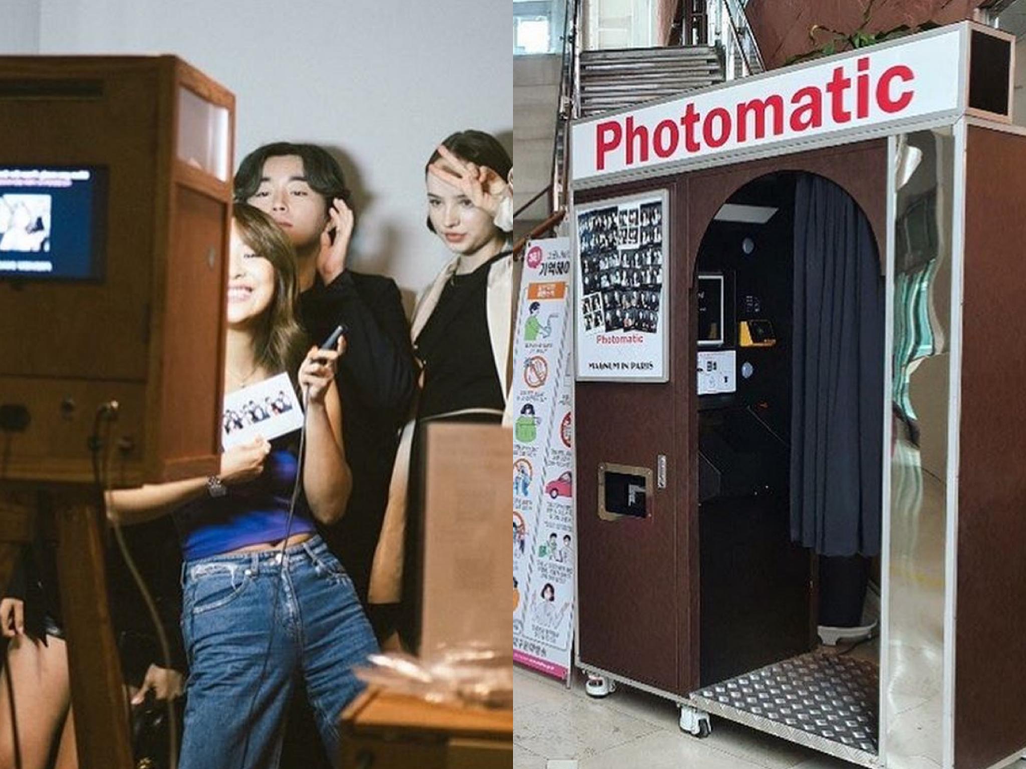 一位女士和她的三只宠物狗在韩国新沙洞的黑白自助照相馆中拍摄照片，画面趣味十足。