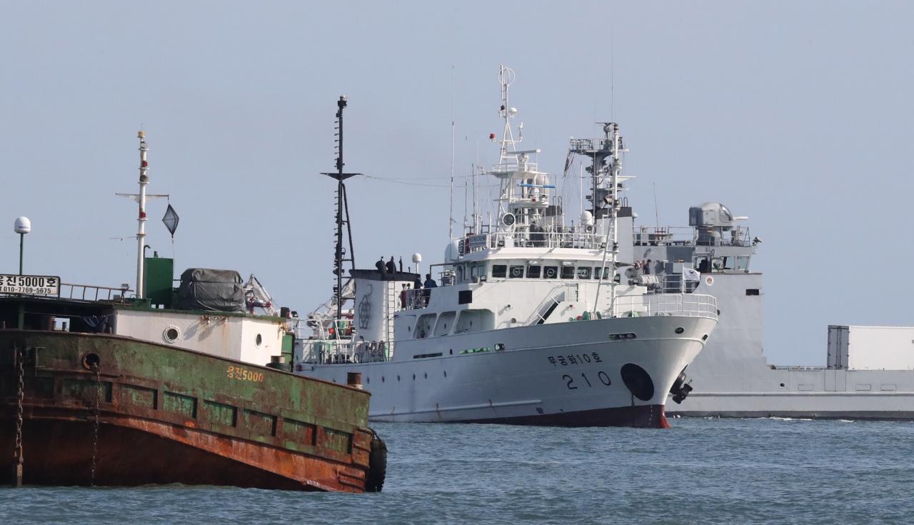 เรือประมงและยามชายฝั่งเกาหลีใต้จอดอยู่ที่ท่าเพื่อร่วมมือกับการสืบสวนกรณีเจ้าหน้าที่ประมงเสียชีวิตในน่านน้ำที่มีปัญหา