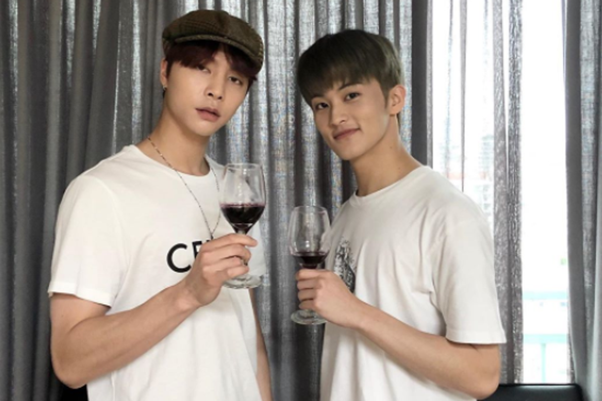 白色T-shirt搭配帽子和配飾，增添個人特色，韓國潮流風格推薦。