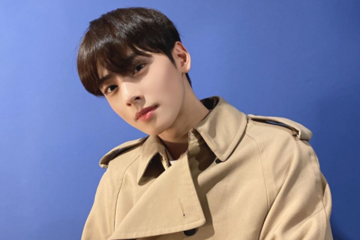 卡其色風褸穿搭，韓國的流行顏色，展現潮流和時尚氛圍。