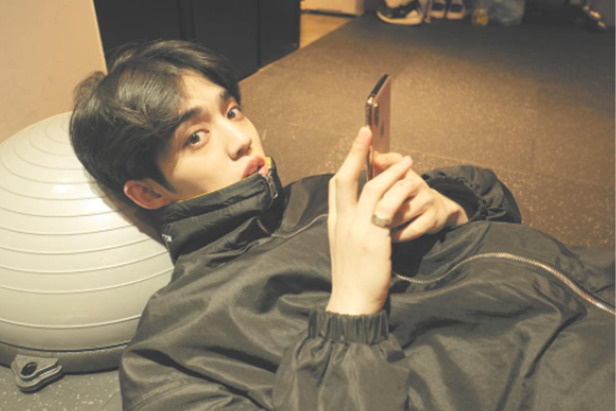 韓國潮流的運動風格，黑色運動服搭配，展現男子氣概和潮流魅力。