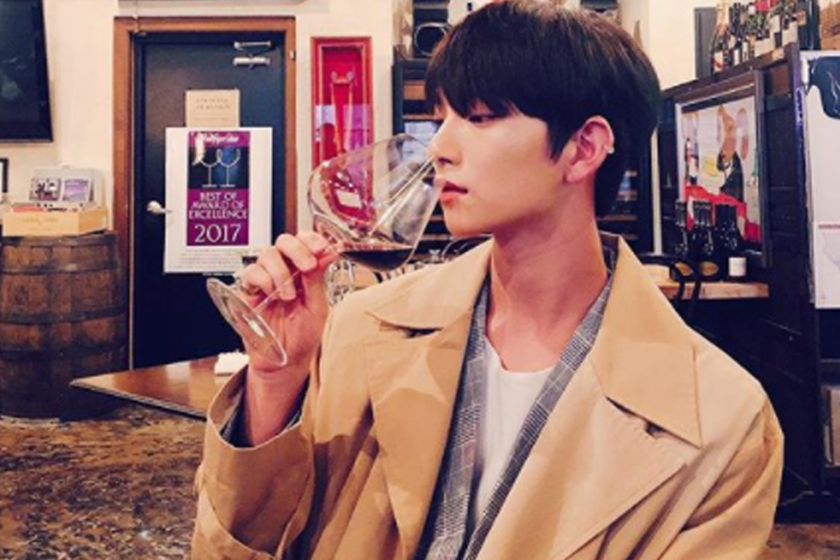 韓國時尚風格的風褸搭配，增添成熟紳士感，適合秋冬季節穿著。