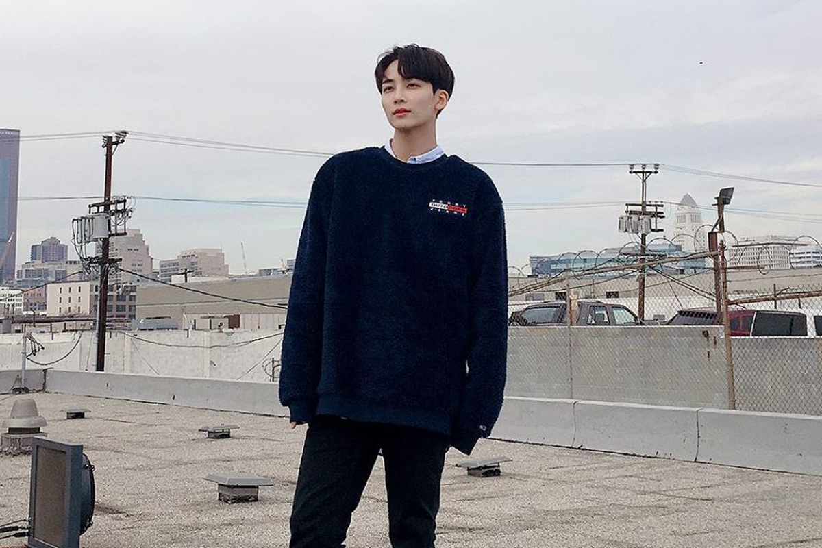 韓國英倫風格針織衫搭配襯衫，增添學校校草般的魅力。