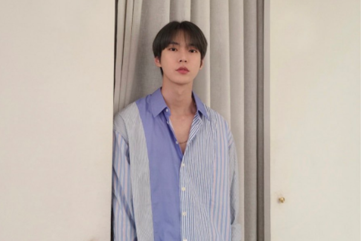 韓國流行的藍色襯衫搭配，適合各種場合的穿搭，展現潮流風格。