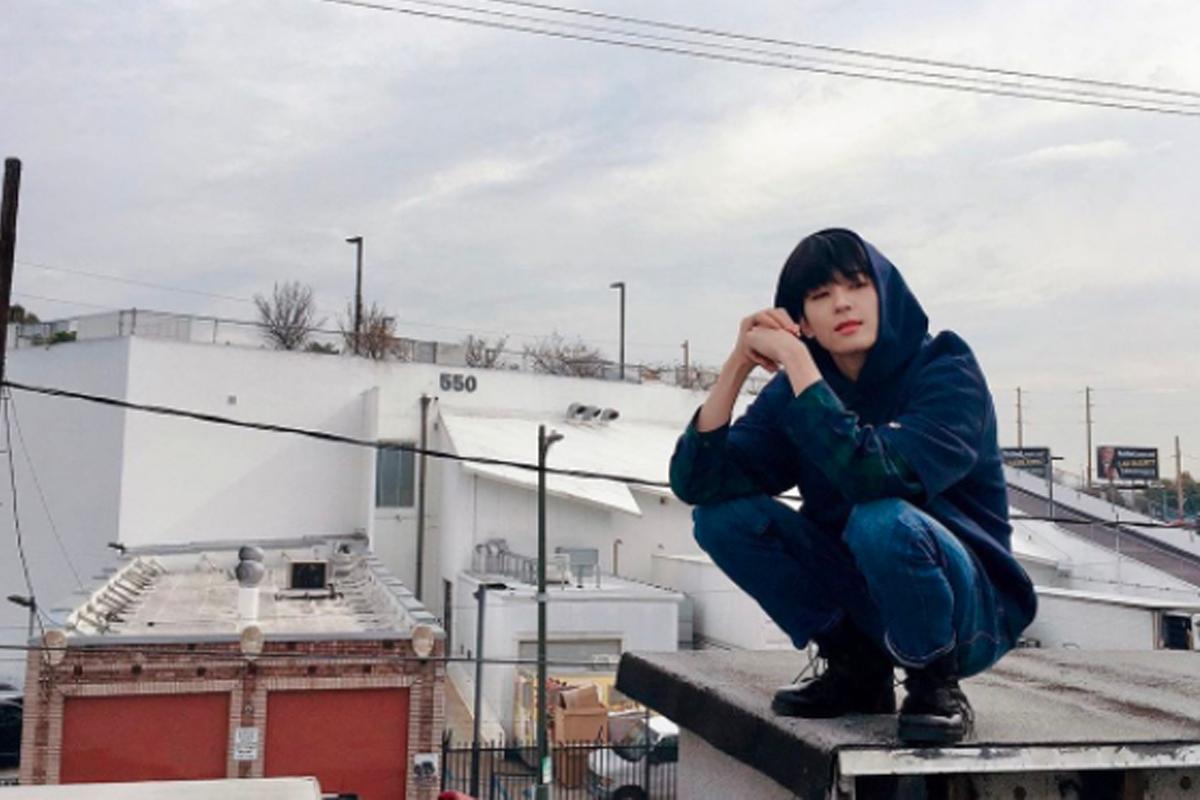 K-pop風格連帽衞衣在城市街道穿搭，適合秋冬季節的時尚選擇。