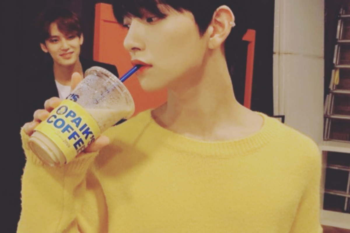 韓國流行的黃色針織冷衫，提供舒適和保暖，演繹樂天派的風格。