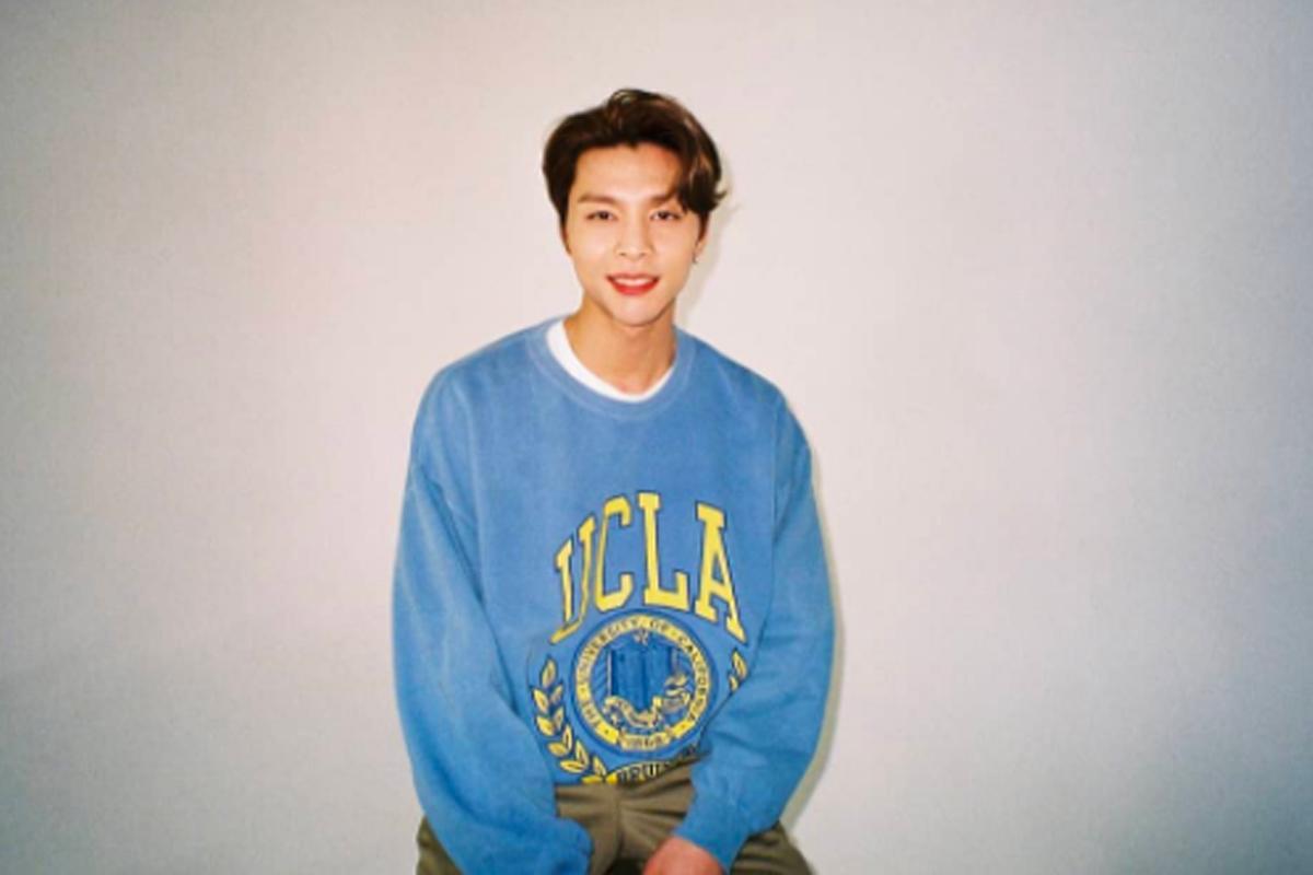 K-pop流行的맨투맨冇帽衞衣，韓國品牌選擇，白色背景營造清新感。