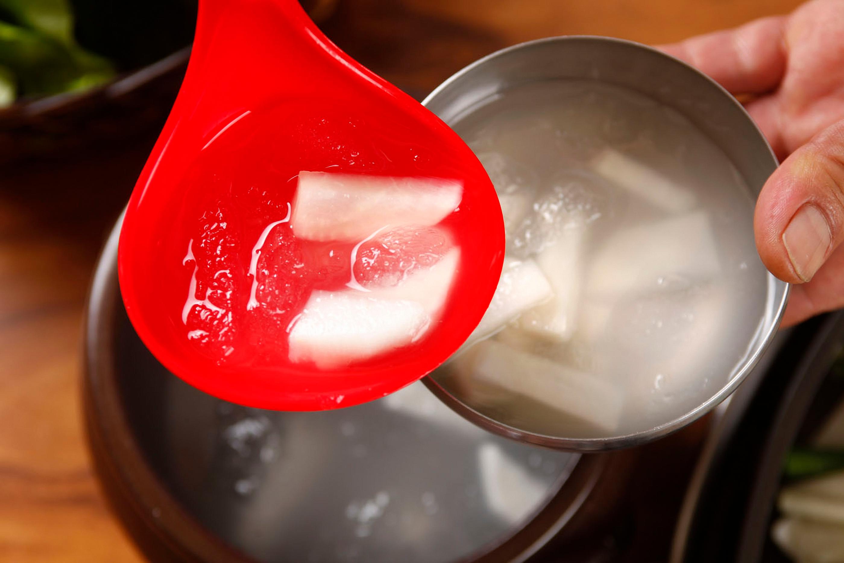 トンチミ - 韓国の大根を使用した水キムチ。酸味の効いた汁が特徴で、焼肉などにぴったりの韓国料理です。