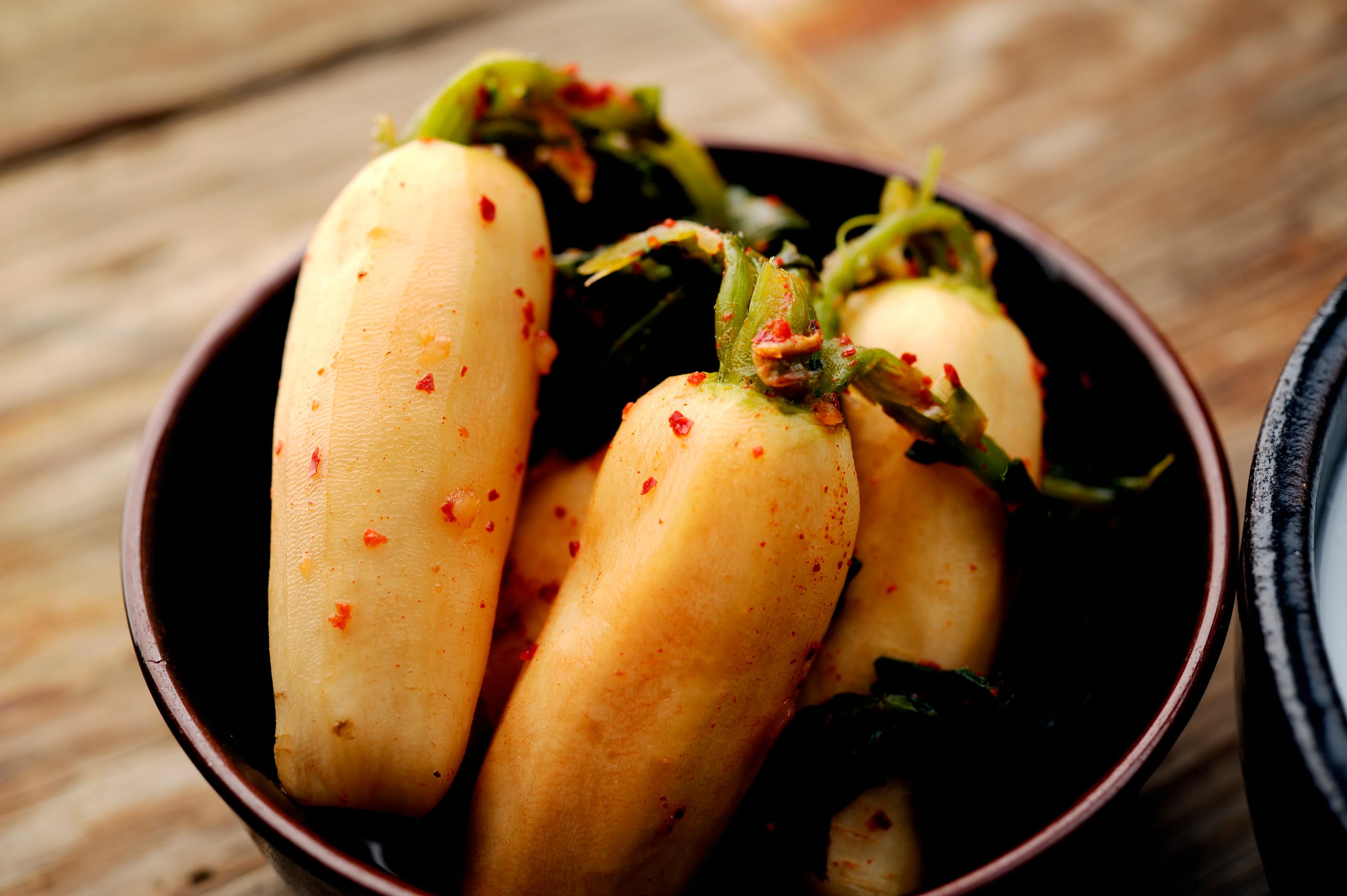 切り幹し大根のキムチ - 韓国の塩漬け大根を使用したキムチの写真で、唐辛子や生薑で味わい深く仕上げられています。