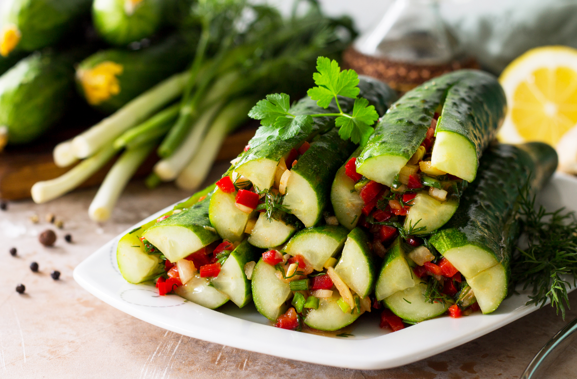 オイソバギキムチ - 切り目を入れたきゅうりに具材を挟み込んだ、しっかりとした味わいの韓国のオイソバギキムチの写真です。