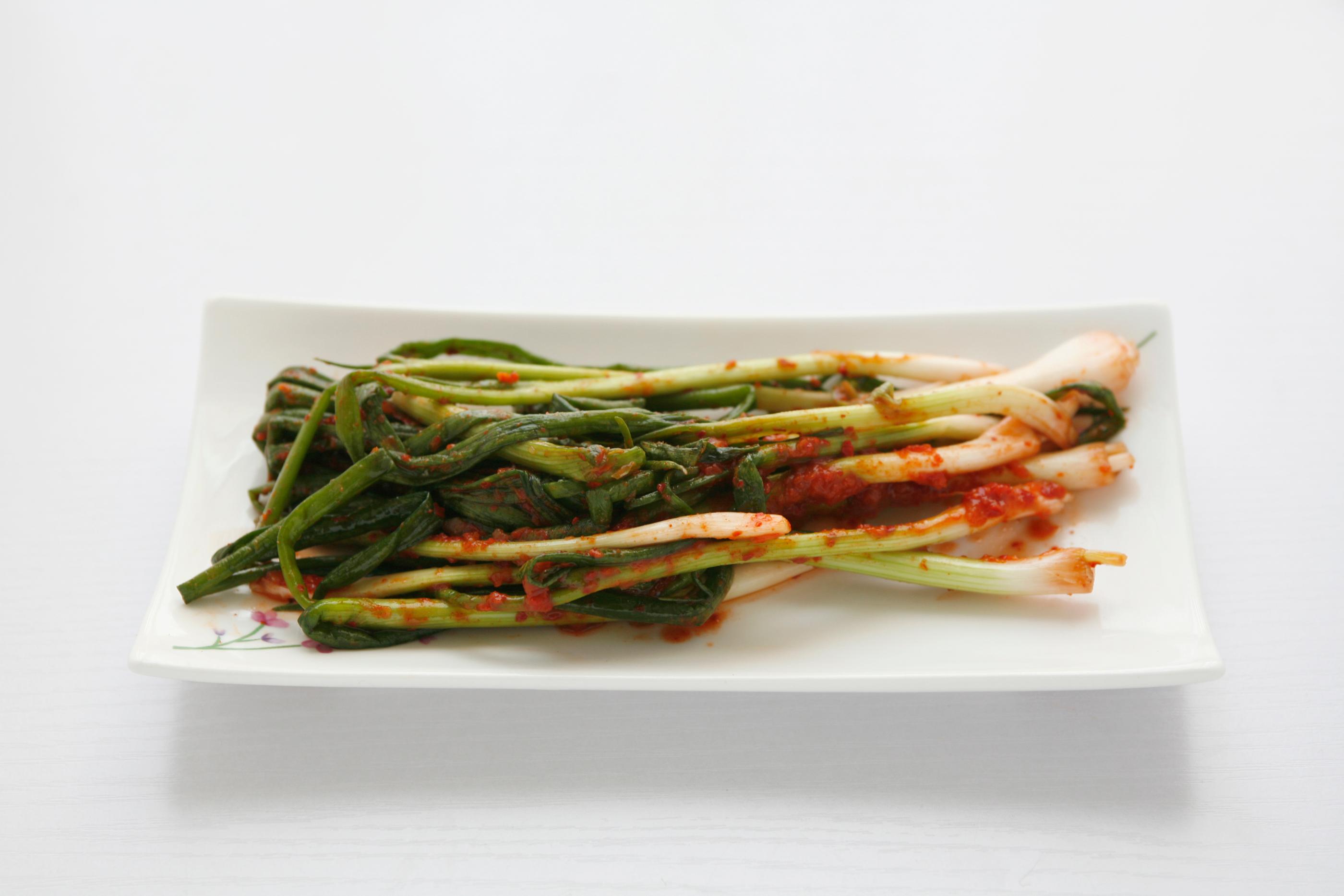 ねぎキムチ - 細長いねぎを使用して作り出される韓国のねぎキムチ。手軽で長持ちし、食卓に頻繁に登場します。