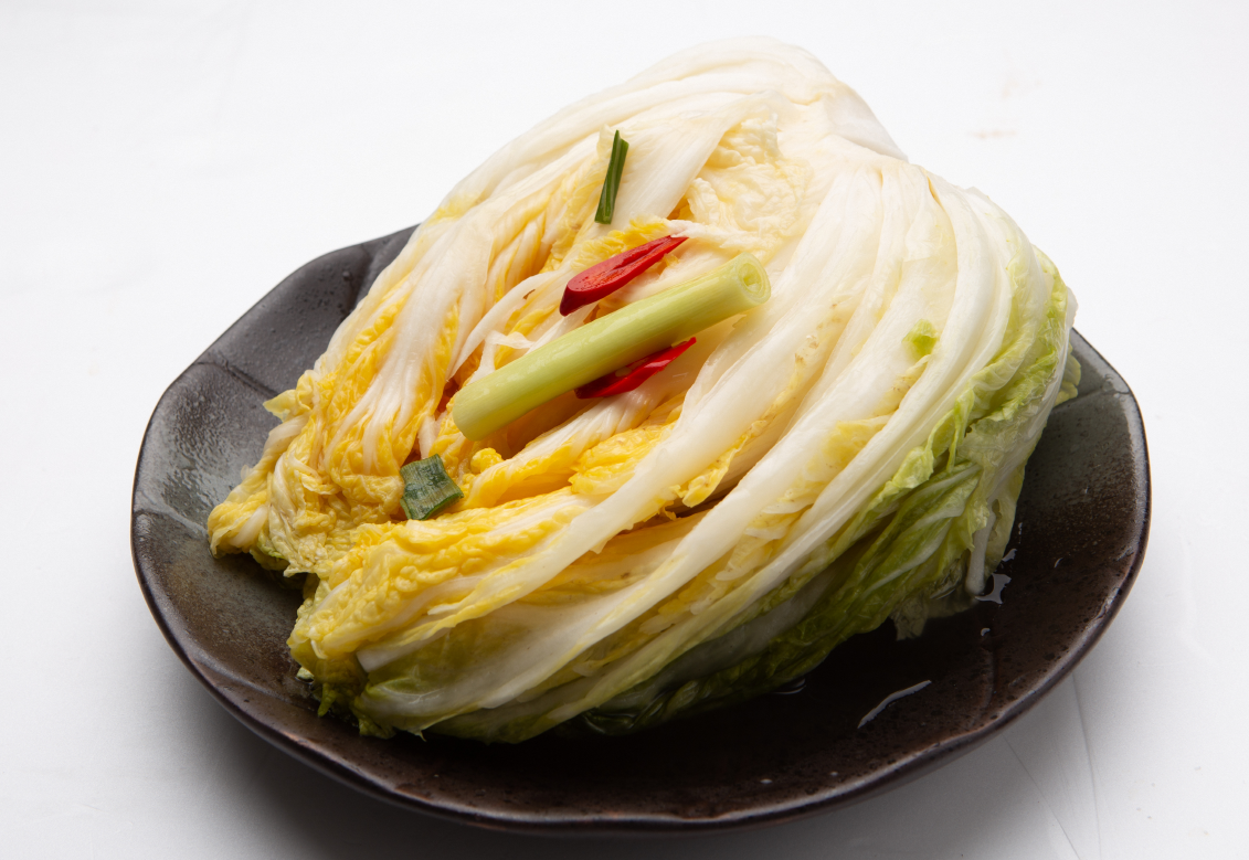 韓国の白キムチ (백김치) - 唐辛子を使用せずに漬けられた淡い色の韓国白キムチ。やさしい味わいで、子供や高齢者にもおすすめです。