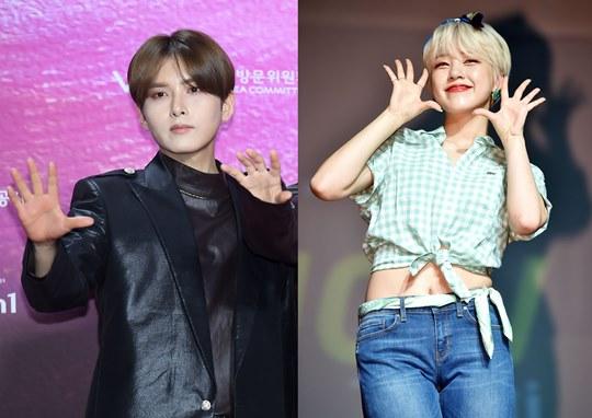 リョウク、SUPER JUNIORメンバー、黒いジャケット、ライトの前で手を上げる