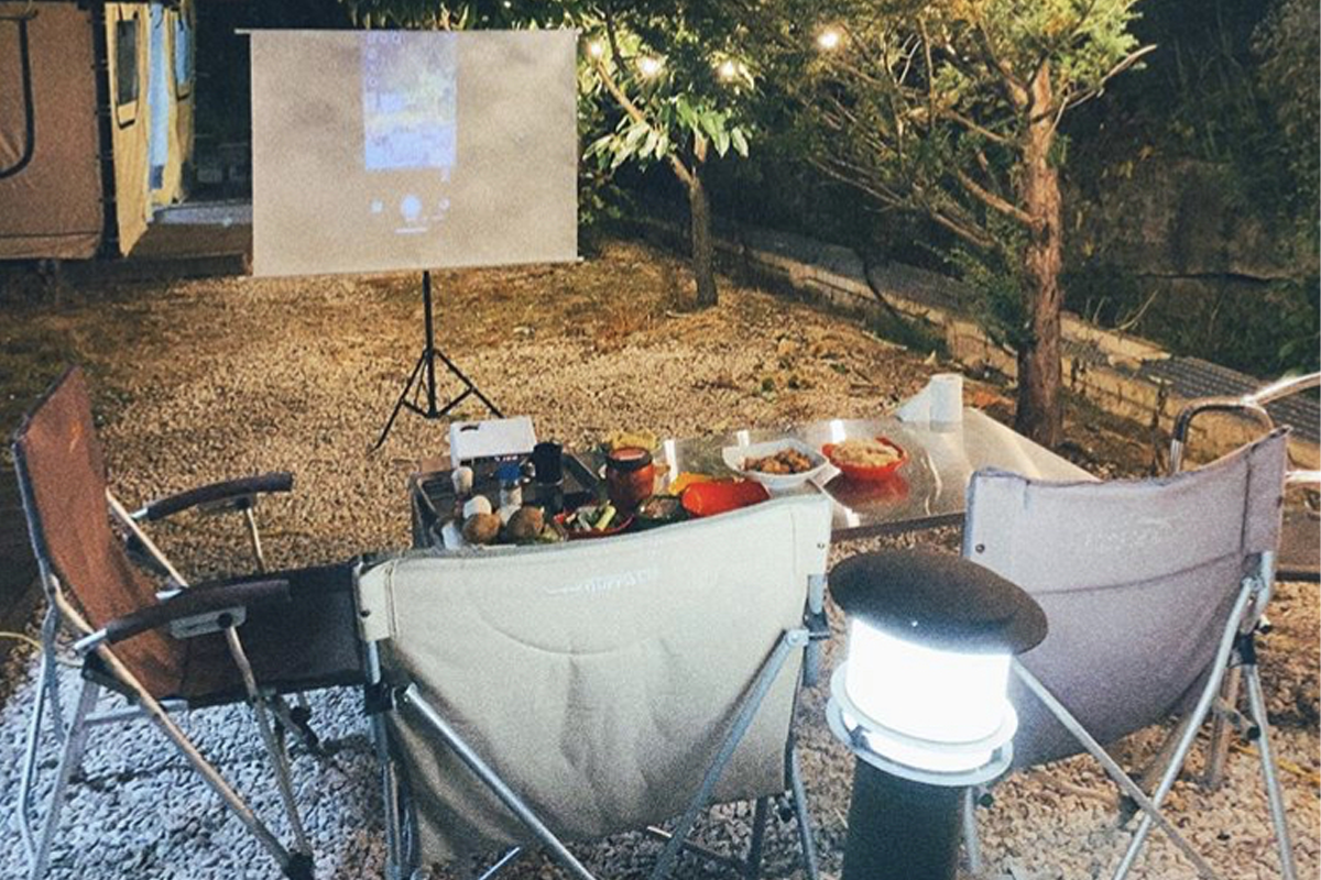 韓國露營地的電影放映，使用投影機和屏幕創造的户外娛樂。