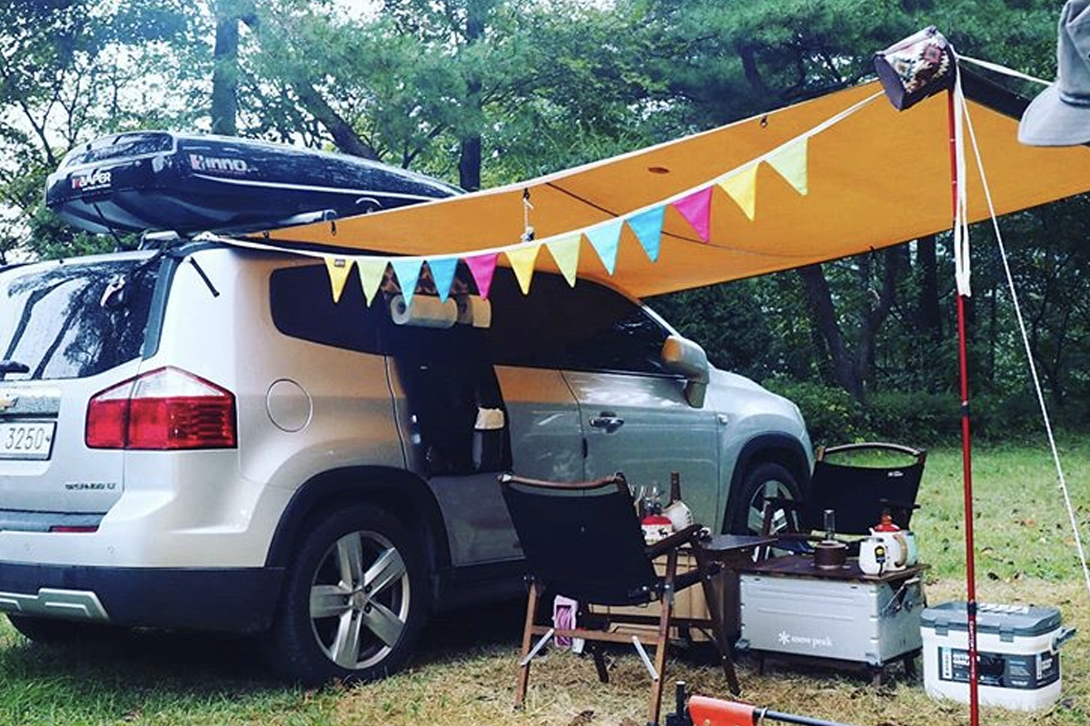 韓國露營場地上，一架車配有帳篷及露營設備，象徵舒適的露營體驗。