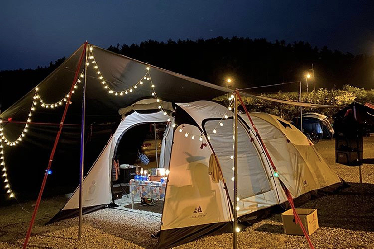 韓國露營區中打卡拍照的佈置，象徵露營中的美好時刻捕捉。