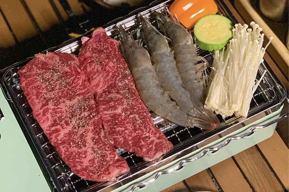 露營烤肉，含牛肉和海鮮，韓國露營中必不可少的BBQ場景。