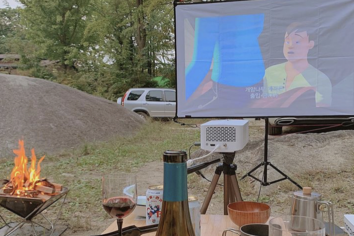 韓國露營中的帳篷與閃燈佈置，夜間的户外露營場景。